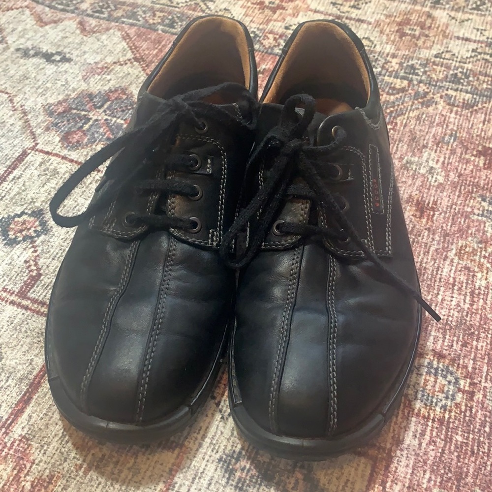 Ecco shock point men’s lace up shoes.